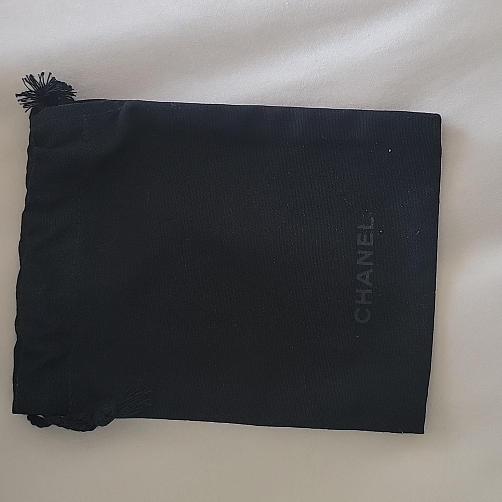CHANEL Elegant White Box with Black Dust Bag - Picture 3 of 8
